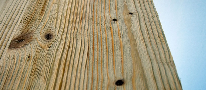 Een close up van het hout wat behandeld is en tussentijds wordt afgewerkt
