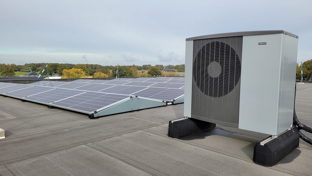 De nieuwe showroom is volledig energieneutraal en voorzien van een warmtepomp. De nieuwe showroom is volledig energieneutraal en voorzien van een warmtepomp.