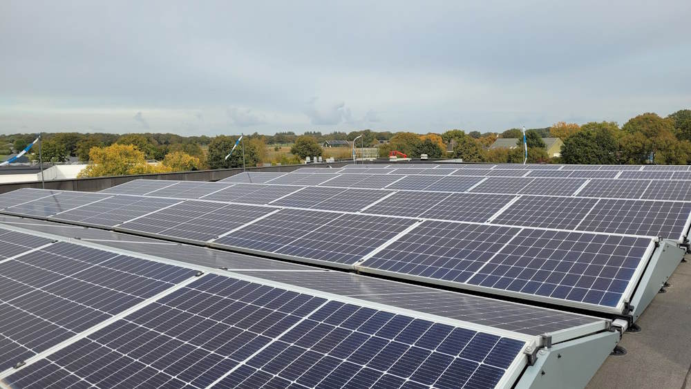 De nieuwe showroom is volledig energieneutraal en voorzien van zonnepanelen. De nieuwe showroom is volledig energieneutraal en voorzien van zonnepanelen.