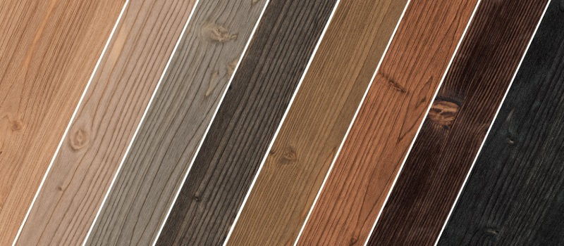 Verschillende kleuren beits naast elkaar weergegeven Verschillende kleuren beits naast elkaar weergegeven